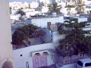 Blick Fenster aus Wohnhaus in Satwa Dubai