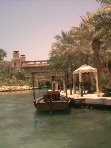 Al Qasr Hotel in Dubai und seine Wasserstraße