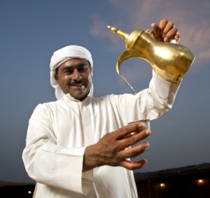 Arabischer Kaffee im Camp in Dubai Wüste ausgeschenkt