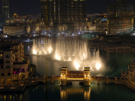 Dubai Fountain beim Burj Khalifa und Dubai Mall