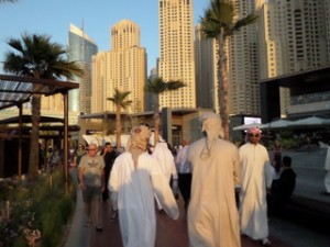 Dubai Marina Promenade mit Spaziergängern