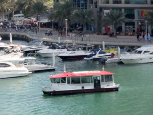 Dubai Marina mit Schiffen