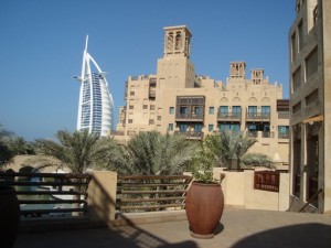Souqe Madinat mit Burj Al Arab im Hintergrund