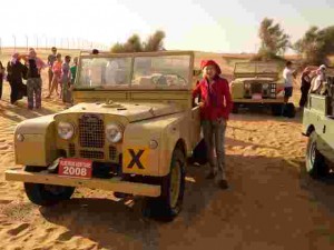 Gaby Barton neben einem Landrover in der Dubai Wüste
